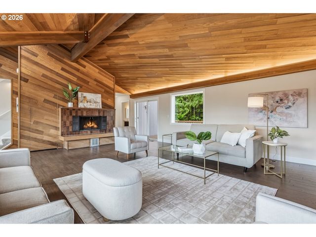 2695 HILLCREST Dr, West Linn, OR 97068