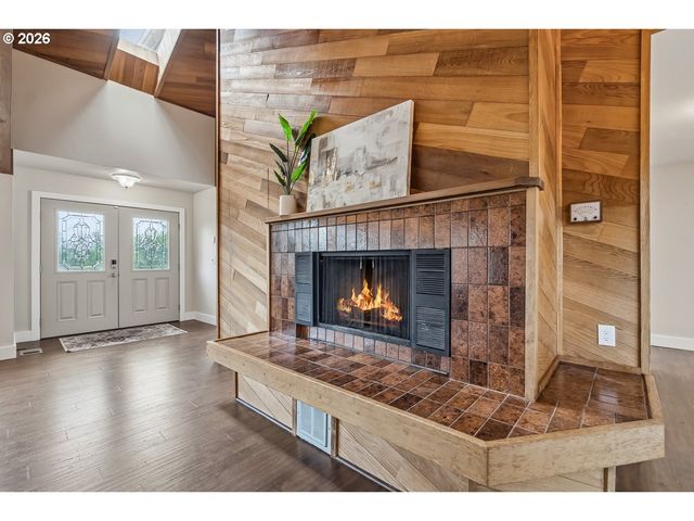 2695 HILLCREST Dr, West Linn, OR 97068