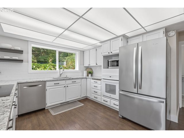 2695 HILLCREST Dr, West Linn, OR 97068