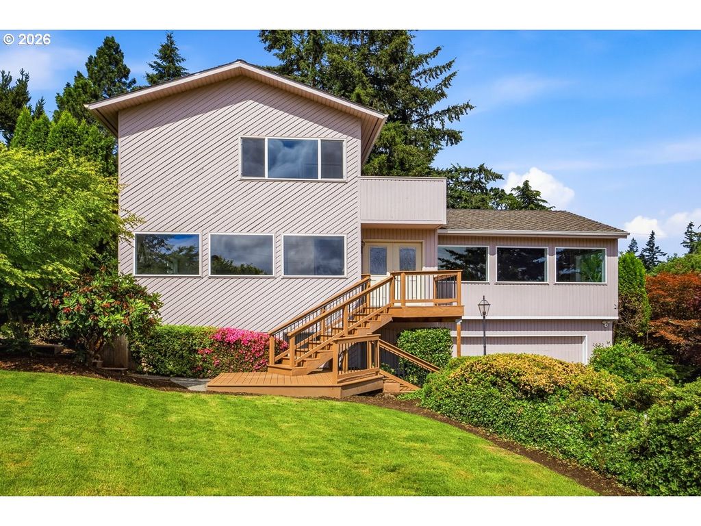2695 HILLCREST Dr, West Linn, OR 97068