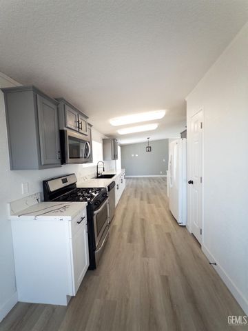 8925 Oleander Avenue, California City, CA 93505