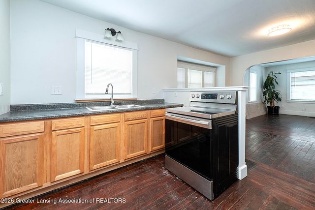 421 S Clemens Avenue, Lansing, MI 48912