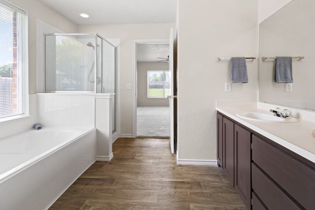 815 Creekside Drive, Glenn Heights, TX 75154