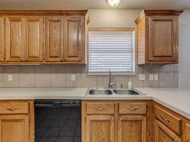 617 N White Tail Way, Mustang, OK 73064