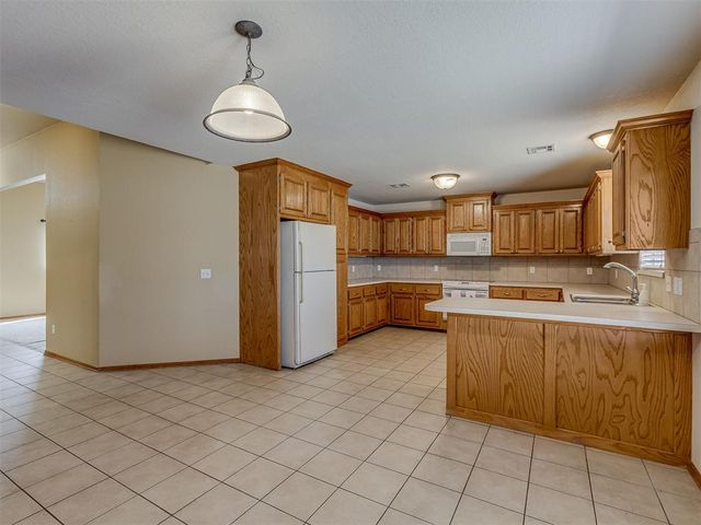 617 N White Tail Way, Mustang, OK 73064