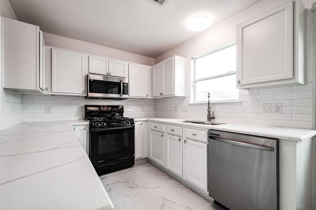 4435 Crossvine Avenue, Baytown, TX 77521