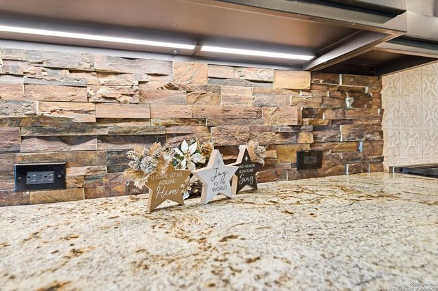 6 Sendero Pt, Fair Oaks Ranch, TX 78015