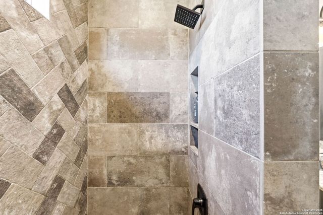 6 Sendero Pt, Fair Oaks Ranch, TX 78015