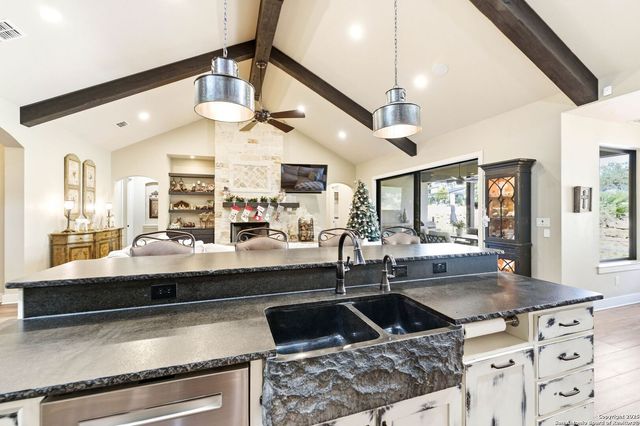 6 Sendero Pt, Fair Oaks Ranch, TX 78015