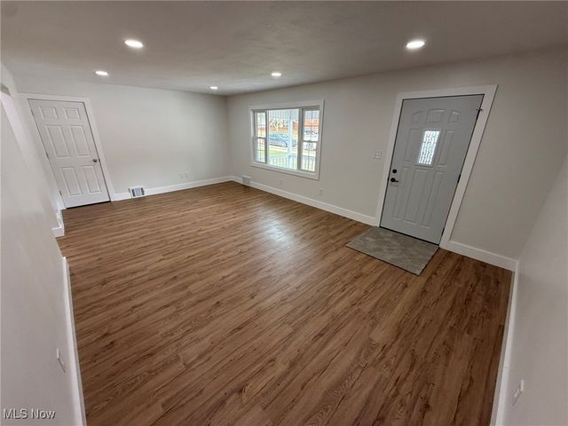 916 Oak Street NW, New Philadelphia, OH 44663