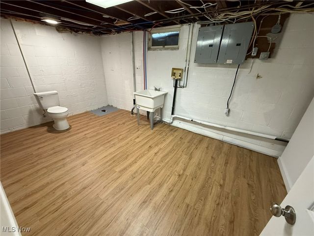 916 Oak Street NW, New Philadelphia, OH 44663