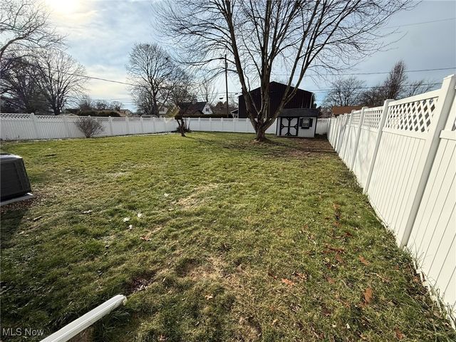 916 Oak Street NW, New Philadelphia, OH 44663