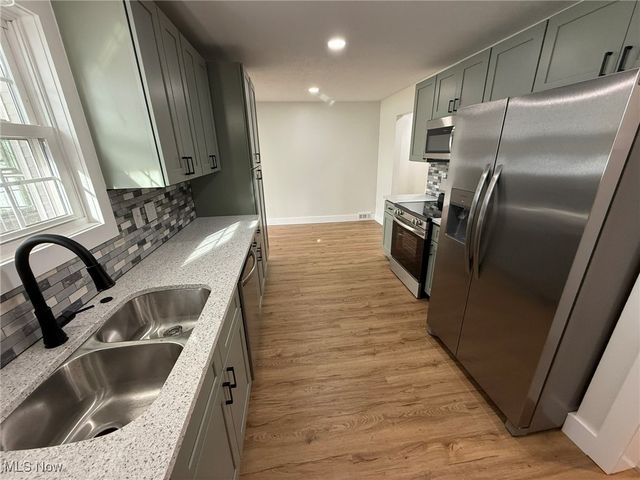 916 Oak Street NW, New Philadelphia, OH 44663