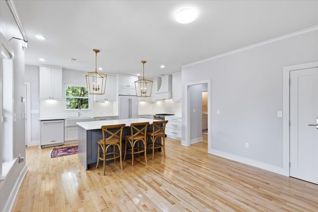 1136 Woodlawn Avenue, Dallas, TX 75208