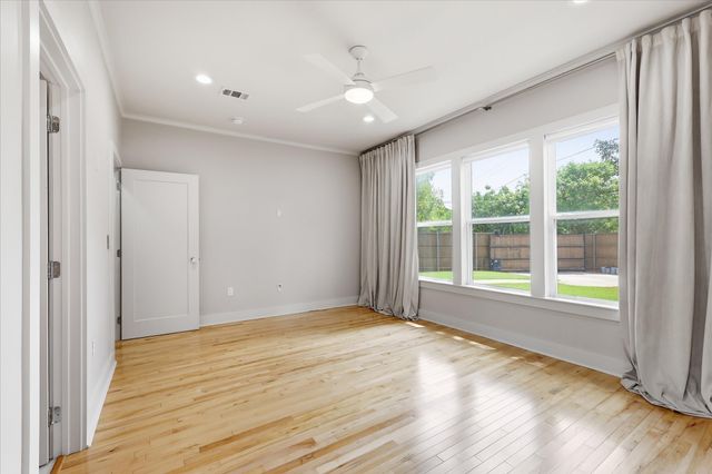 1136 Woodlawn Avenue, Dallas, TX 75208