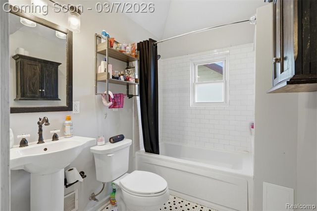 258 Spruce Street, Wyandotte, MI 48192