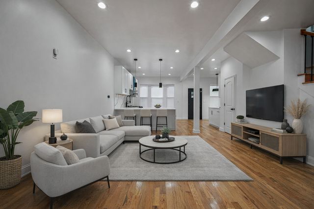 6845 S Saint Lawrence Avenue, Chicago, IL 60637