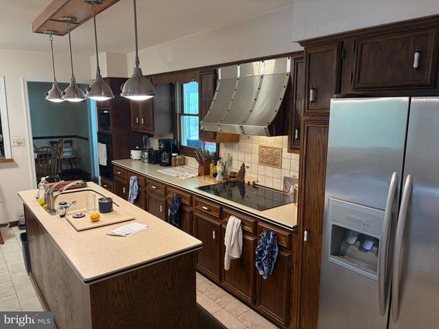 1231 LINDY TER, Boiling Springs, PA 17007