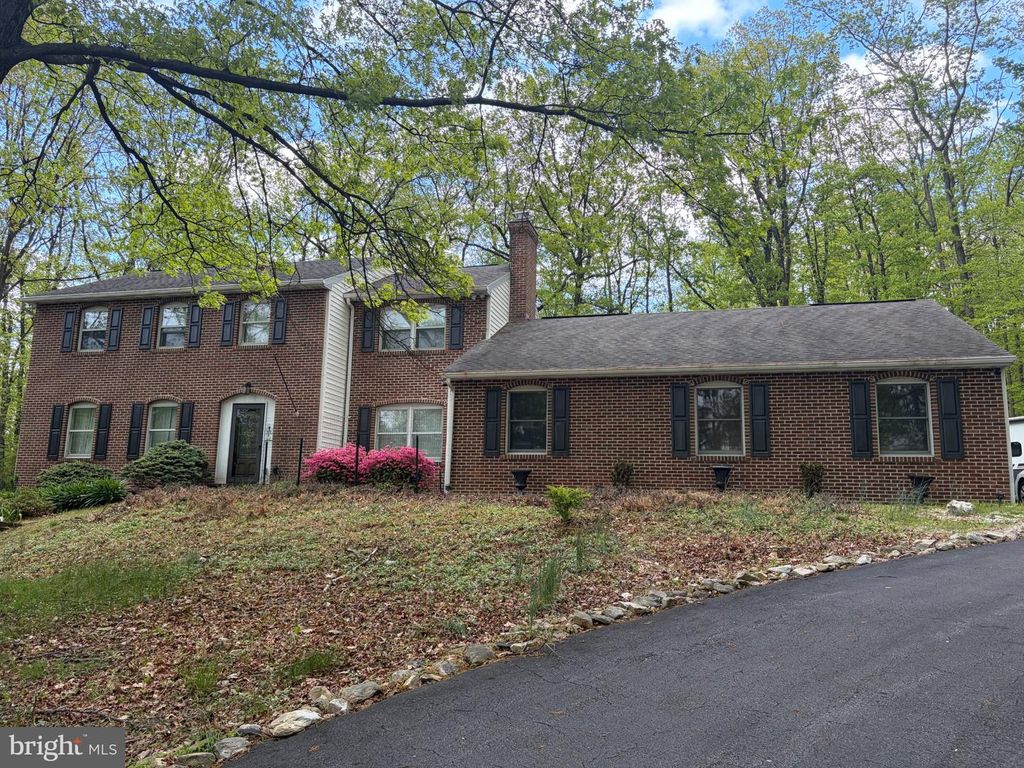 1231 LINDY TER, Boiling Springs, PA 17007