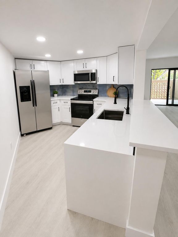 10229 NW 9th St Circle 103, Miami, FL 33172