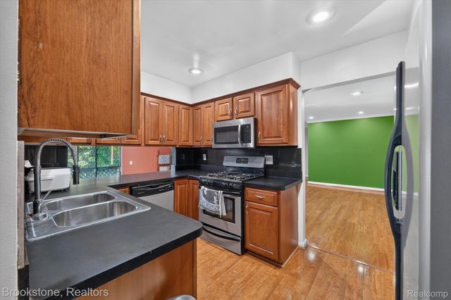 37128 Clubhouse Drive 37, Sterling Heights, MI 48312
