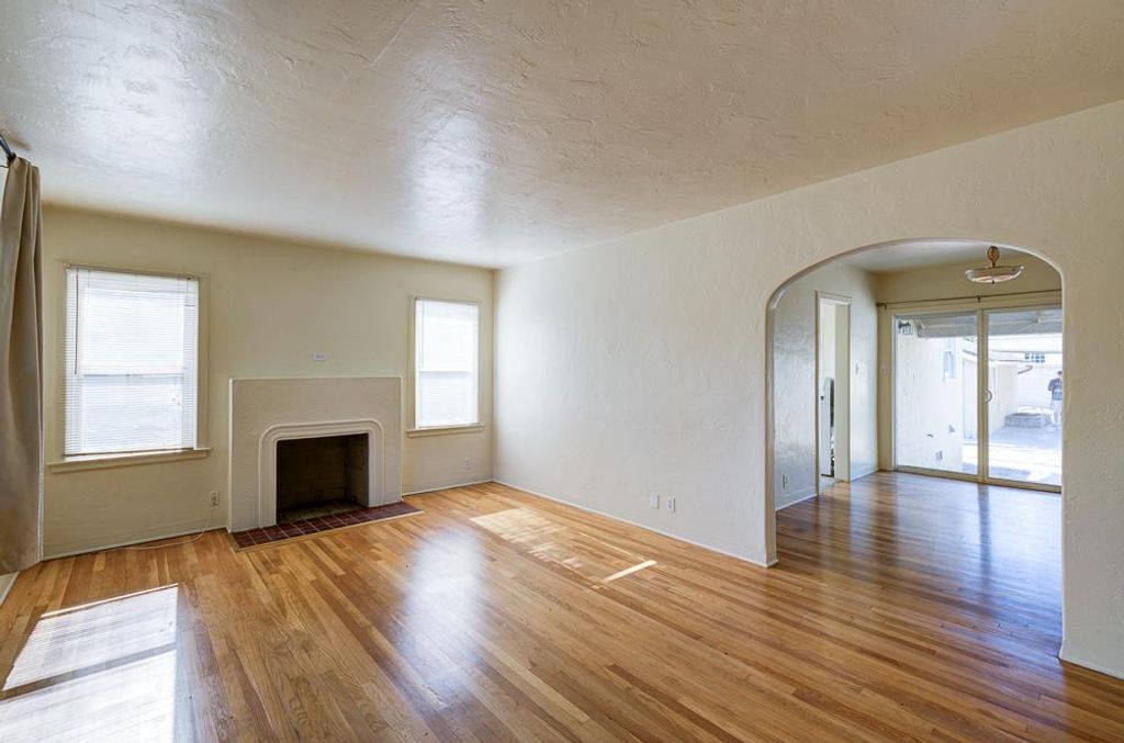 Image 10 of property listing at 226 E Alhambra Avenue, Fresno, CA 93728