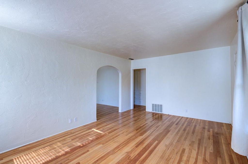 Image 11 of property listing at 226 E Alhambra Avenue, Fresno, CA 93728