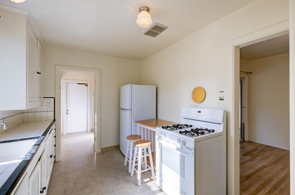 Image 16 of property listing at 226 E Alhambra Avenue, Fresno, CA 93728