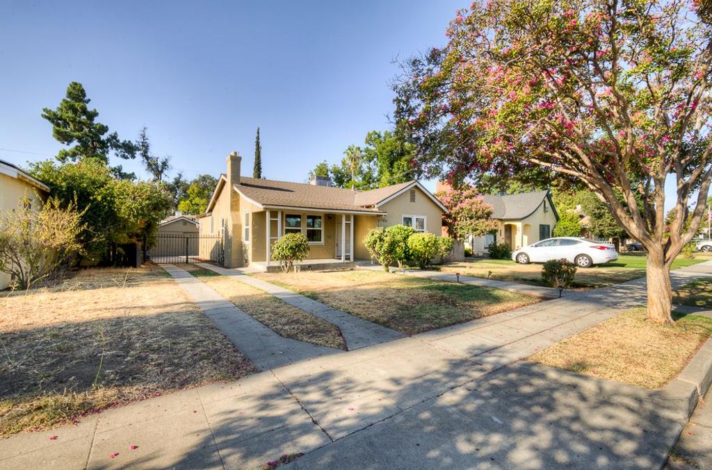 Image 2 of property listing at 226 E Alhambra Avenue, Fresno, CA 93728