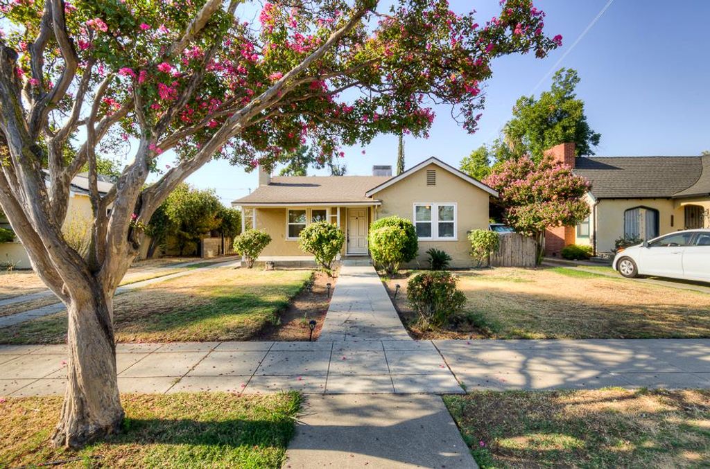 Image 5 of property listing at 226 E Alhambra Avenue, Fresno, CA 93728