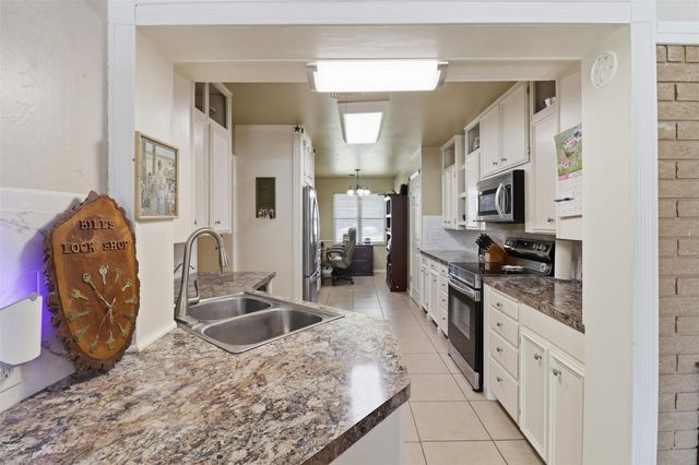 241 Hilltop DR, Burnet, TX 78611