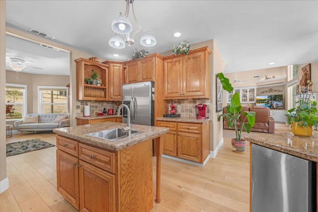 40111 Old Stonegate Court, Oakhurst, CA 93644