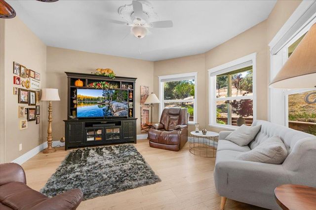 40111 Old Stonegate Court, Oakhurst, CA 93644