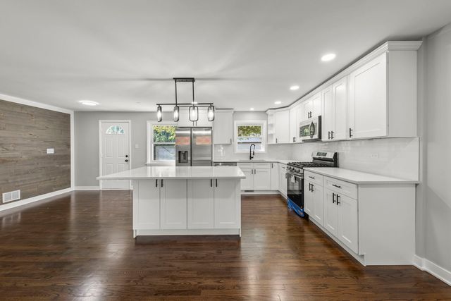 4433 W 100th Street, Oak Lawn, IL 60453