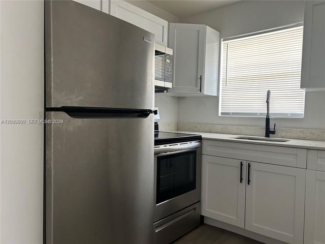 904 SW 10th St, Hallandale Beach, FL 33009