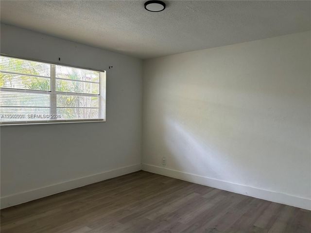 904 SW 10th St, Hallandale Beach, FL 33009