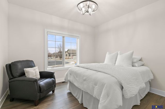 10127 Edgewater Lane, Lincoln, NE 68527