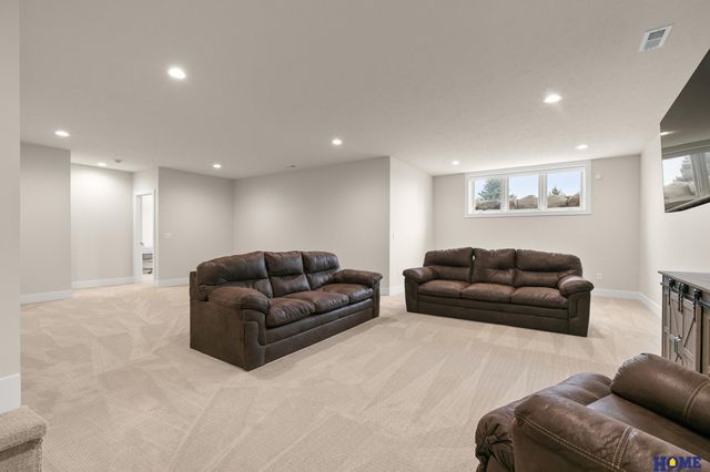 10127 Edgewater Lane, Lincoln, NE 68527