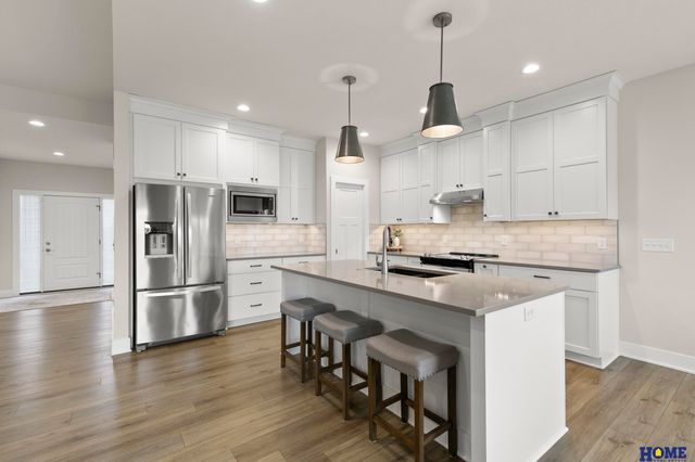 10127 Edgewater Lane, Lincoln, NE 68527