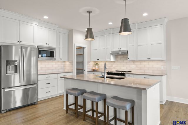 10127 Edgewater Lane, Lincoln, NE 68527