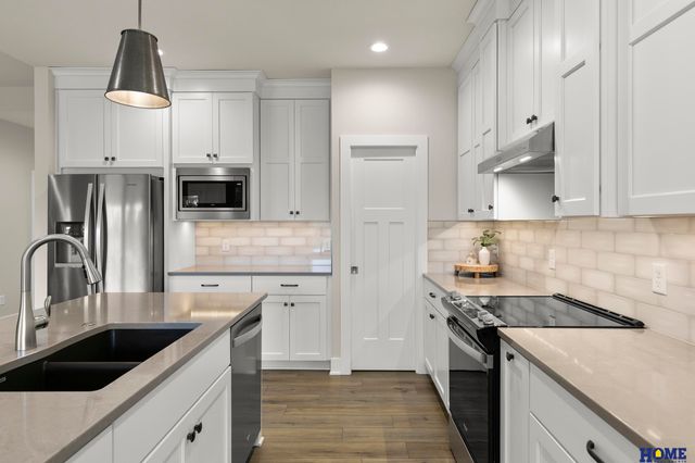 10127 Edgewater Lane, Lincoln, NE 68527