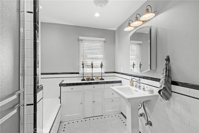 5127 Willowcrest, North Hollywood, CA 91601