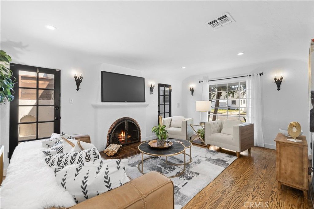 Image 7 of property listing at 5127 Willowcrest, North Hollywood, CA 91601