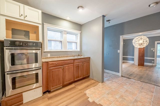 7754 S Saginaw Avenue, Chicago, IL 60649