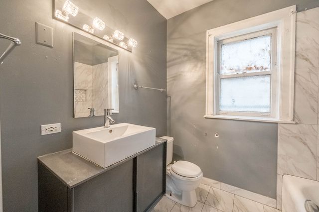 7754 S Saginaw Avenue, Chicago, IL 60649