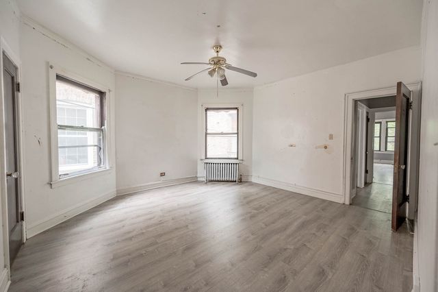 7754 S Saginaw Avenue, Chicago, IL 60649