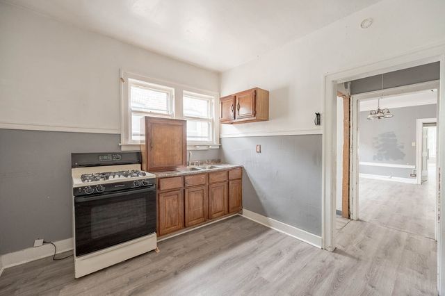 7754 S Saginaw Avenue, Chicago, IL 60649