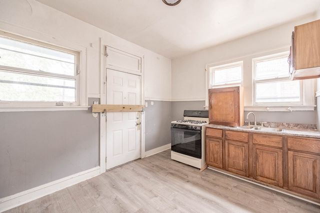 7754 S Saginaw Avenue, Chicago, IL 60649