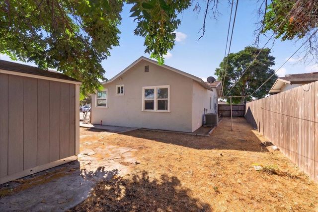 530 E G St, Oakdale, CA 95361