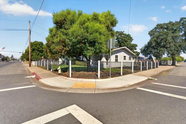 530 E G St, Oakdale, CA 95361